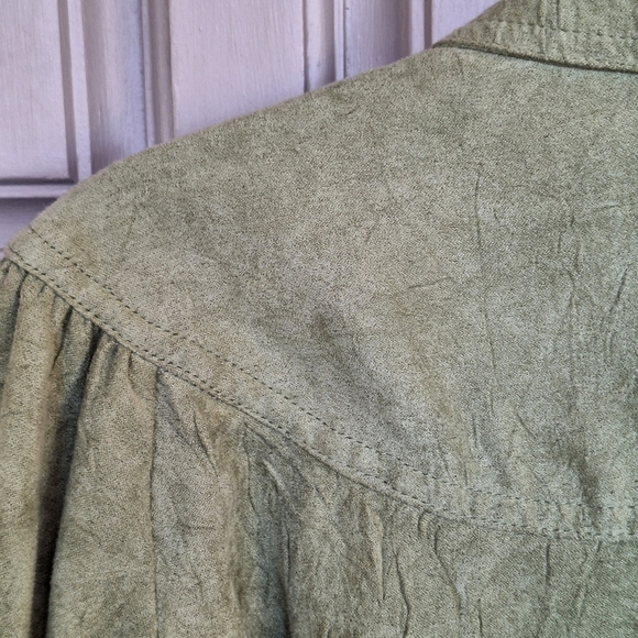 RQT Ultra Suede Top SzXL Long Sleeve 3 Button Closure Sage Green Polyester NWOT - Picture 5 of 9